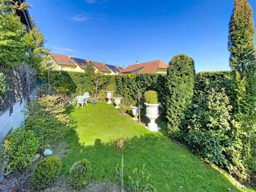 SUPERBE APPARTEMENT AVEC GRAND JARDIN, TERRASSE ET VUE SUR LE LAC ET LES ALPES