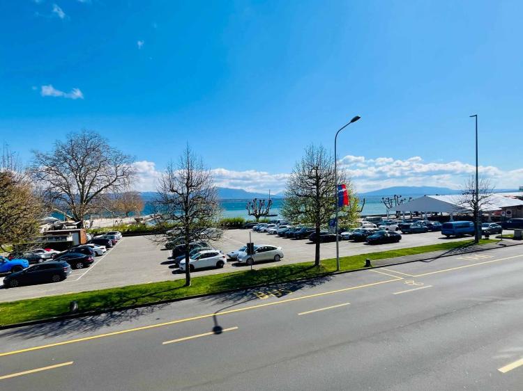 Bureaux traversants de 90 m² avec vue sur le Lac Léman et spacieuse terrasse
