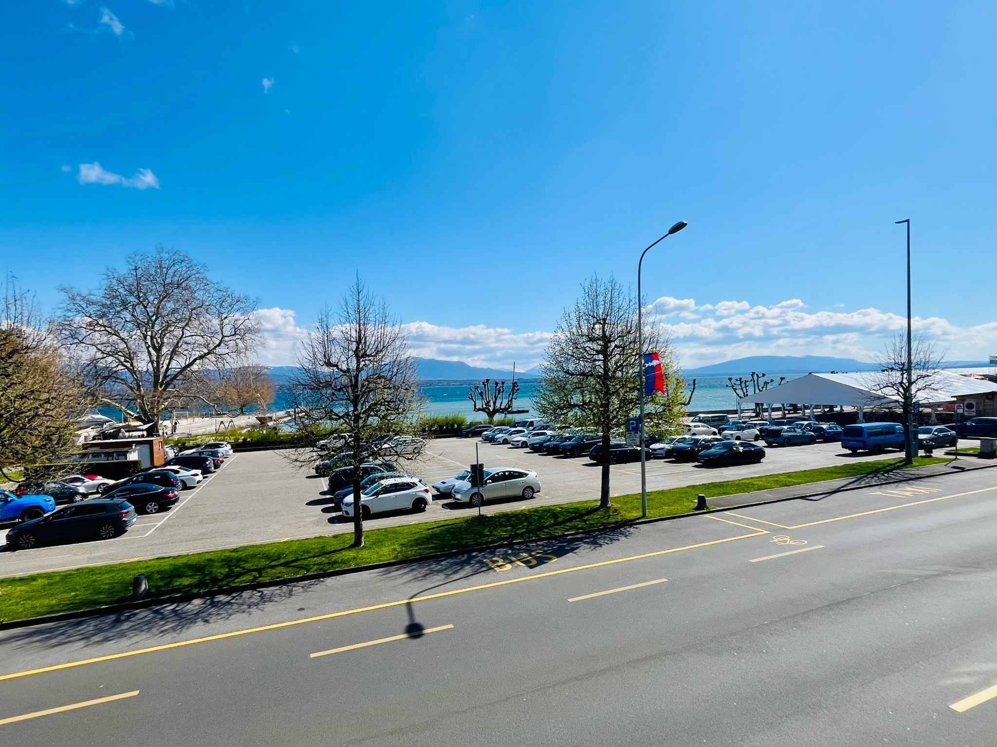 Bureaux traversants de 90 m² avec vue sur le Lac Léman et spacieuse terrasse